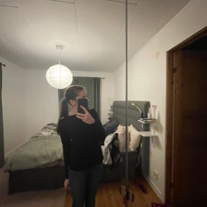 Svart långärmad tröja - Säljer en stilren svart långärmad tröja. Perfekt för en enkel och klassisk look. Tröjan har en normal passform och är tillverkad i ett mjukt material.