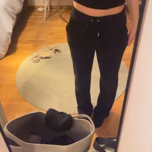 Juicy Coutore byxor - Säljer ett par svarta Juicy Coutore byxor som är i storlek xs och har lite skavanker som du kan se på bilderna