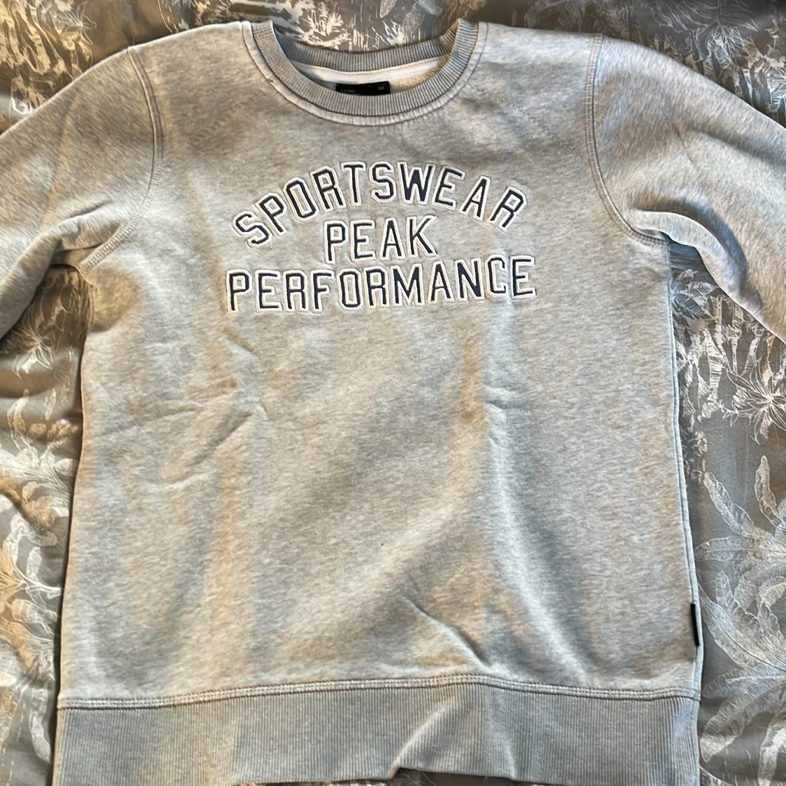 Grå sweatshirt från Peak Performance