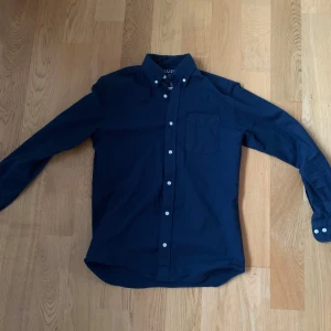 Mörkblå skjorta från Jack & Jones - Mörkblå skjorta från Jack & Jones, storlek S