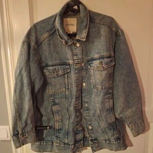 Jeansjacka från Monki - Säljer en klassisk blå jeansjacka från Monki i storlek XXS. Jackan passar mig som vanligtvis har storlek S. Använd en del men fortfarande väldigt bra skick.