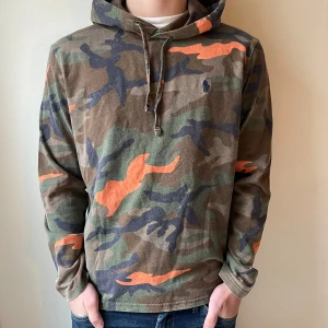 RALPH LAUREN CAMO HOODIE - Tjena, säljer en Ralph lauren camp hoodie av det tunnare slaget. Riktigt fet och unik design. Sitter som XS. Hör av dig vid fler frågor, priset är inte hugget i sten!