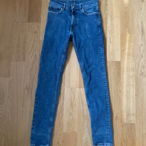 Jeans från Volt - Jeans från Tarkit, storlek S, Slim fit. Pyttelitet hål på framsidan!