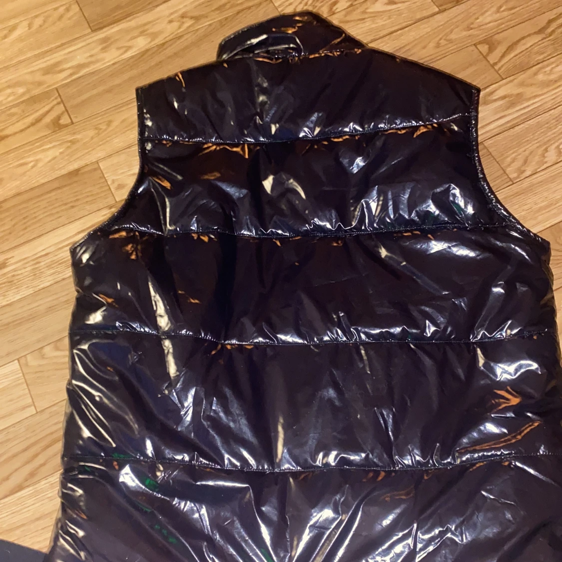 Svart glansig dunväst - 2