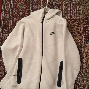 Nike tech fleece tracksuit  - Säljer Nike tech fleece tracksuitsar storlek M helt nya dressar nya priser för varje dress är 2000kr ny pris ligger på 2800 