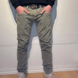 Snygga Jeans! - Hej säljer snygga gråa Replay jeans! | skick 7/10 | strl W34 L32 (M) | Nypris 1600kr | Hör gärna av dig vid fler funderingar! Modellen är 1,80 cm och väger 68kg.