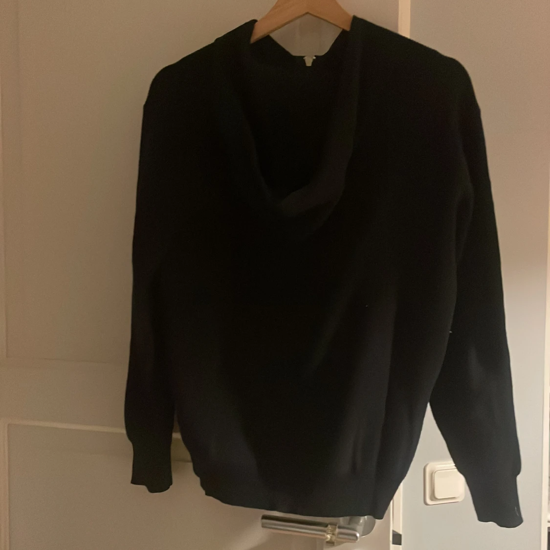 Svart hoodie med dragkedja - 1