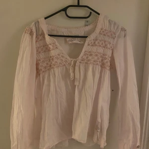 Rosa odd molly blus - Säljer en söt rosa odd molly blus med paljetter på. Den är i bra skick då den inte kommit till användning.