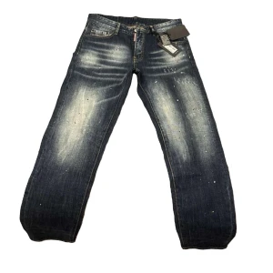 Mörkblåa dsquared jeans - Snygga mörkblå jeans med en cool, sliten look och ljusa tvättade partier. De har en klassisk femficksdesign och en knappgylf. Perfekta för en avslappnad stil med en touch av edge.