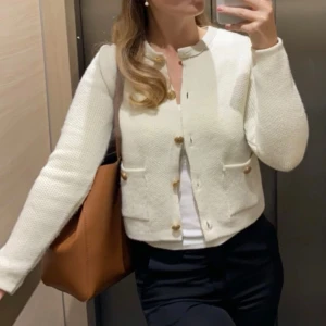 Boucle kofta  - Boucle kofta från Zara med guldiga knappar, super fin i skick