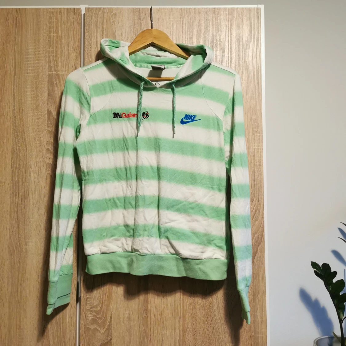 (S) Grön- och vitrandig hoodie från Nike - 1