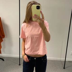 T-shirt  - Rosa kort t-shirt från Gina💗