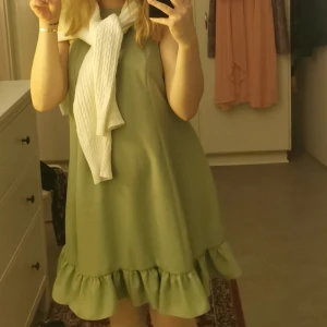 (XS/S) Grön klänning från Glamorous - Söt grön klänning från Glamorous i storlek XS. (Passar även S) Klänningen har en volangdetalj vid fållen, underklänning och knappar längs ryggen 💚. 