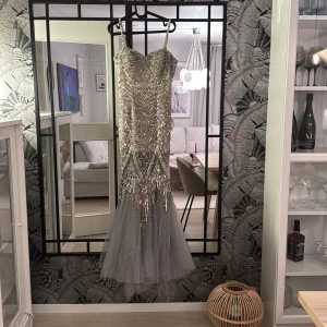 Glittrig långklänning med paljetter från SARAFIA - Säljer en fantastisk glittrig långklänning med paljetter i silver och grå. Klänningen har smala axelband och ett detaljerat mönster av paljetter som ger en lyxig känsla. Perfekt för en glamorös kväll eller som balklänning. Använt en ända gång. Köpte den för 1000 dollar. Går att diskutera priset!!! Kan skicka fler bilder!