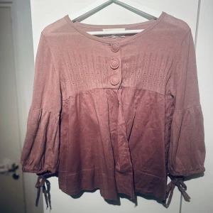  kofta med knappar - Fin kofta med trekvartsärm 