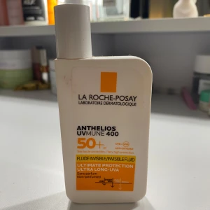 La Roche-Posay Anthelios UVmune 400 SPF 50+ - La Roche-Posay Anthelios UVmune 400 med SPF 50+ är en osynlig solskyddsfluid som ger ultimat skydd mot UVA-strålar. Den är oparfymerad och passar för känslig hud. Perfekt för dagligt bruk för att skydda huden mot solens skadliga effekter. Minst hälften kvar. 