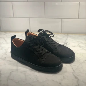 Christian Louboutin  - Hej säljer ett par fetta loubs skick 8/10 det enda som e lite dåligt e mockan jag tvättar skona innan jag skickar dom!!!!