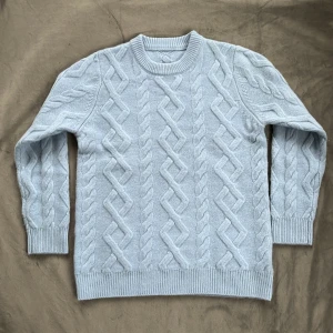 Ljusblå Cable-knit 100 % kaschmir - Säljer en stilren ljusblå stickad tröja i 100% kaschmir, med ett klassiskt flätmönster. Perfekt för kyliga dagar! Storlek M men passar bäst för S. Säljer pga för liten för mig. Öppen för förhandling 