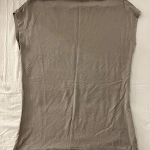 Beige topp från 157 - Säljer en enkel och stilren beige topp från 157. Toppen passar både bra till jeans och kjol.💓💓 använd max 2 gånger, passar även s och m.