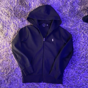 Ralph lauren zip hoodie - Säljer min feta Ralph lauren zip hoodie. Den är mörkblå och är i fint skick, det ända är att den har lite märken vid fickan som kommer när man tvättar den men det syns knappt. Nypris: 2200, köpt på zalando. Hör av dig vid frågor eller funderingar. Snöre till luvan följer med också.