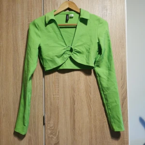 (XS) Grön croppad topp från H&M Divided - Tight neongrön croptop från H&M. Dragkedja finns på sidan. Legat i en påse så behöver nog strykas. 💚