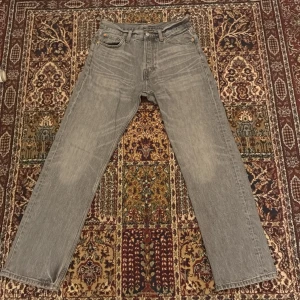 Gråa weekdays jeans - Storleken på dessa är i 27/30.