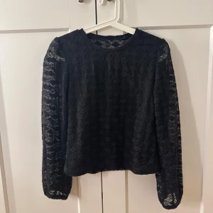 Svart spetsblus - Svart spetsblus med långa armar. Lite genomsynlig i ryggen och armarna. Fint skick! Nypris: 199kr