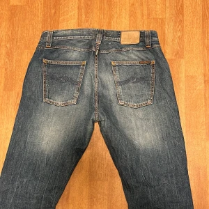 Blå jeans från Nudie Jeans - Feta jeans från nudie i storlek W 33 L 32  skön fade och fint skick 