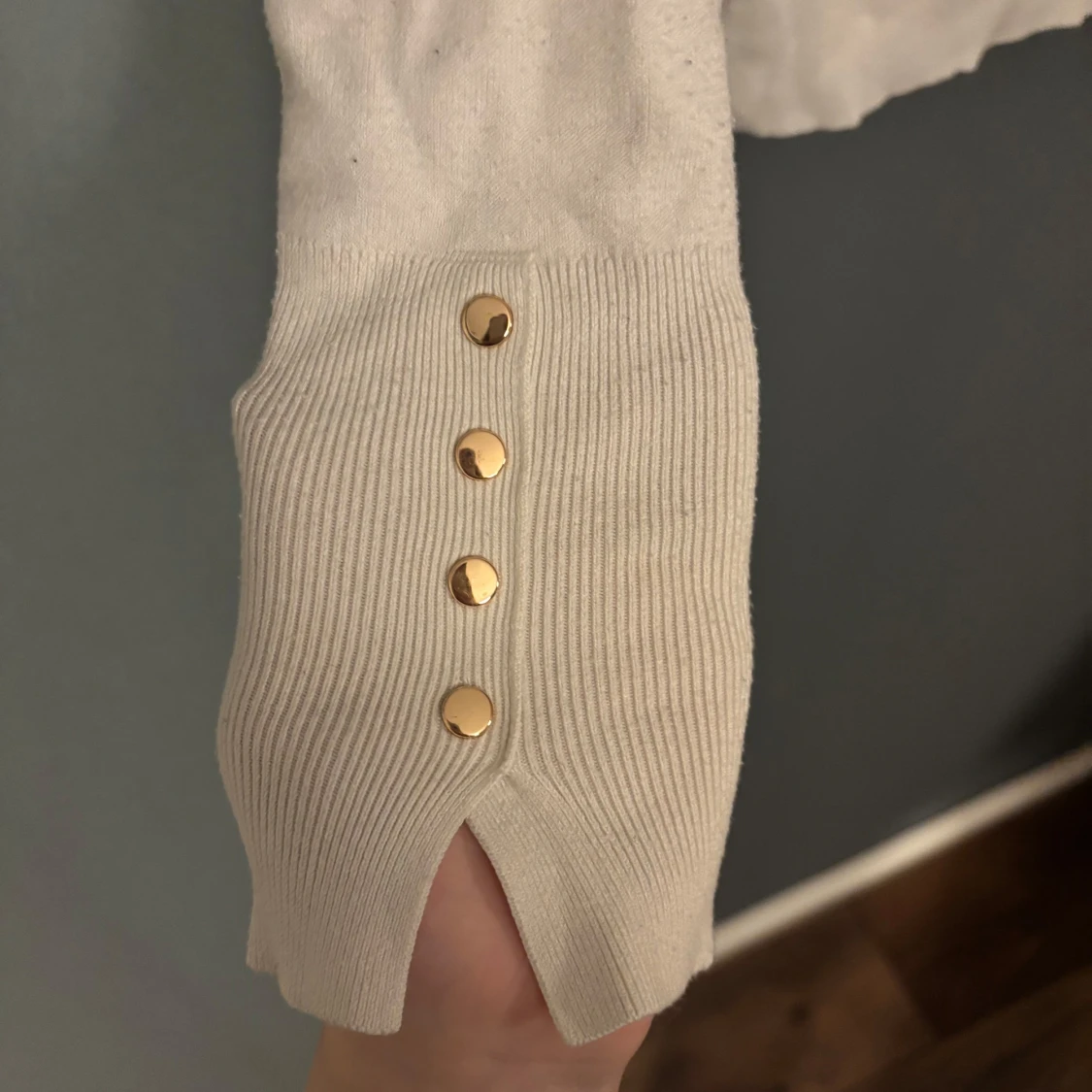 Beige/vit tröja med guldknappar - 2