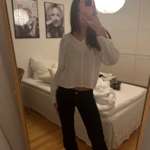 Vit tröja/blus - Super söt vit blus/tröja ifrån Kappahl😍 svit med shimmer vilket gör den perfekt till sommarn. Säljer då den inte kommer till användning 