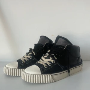 Maison Margiela Skor - Maison Margiela New evolutions i svart och mörkblå färg. Skick 7,5/10 Skrapat bak på hälen och lite smutsiga men ska fixa det. Lådan följer med. Lägg bud pallar inte med dessa längre. Hör av er vid frågor eller funderingar ✌️
