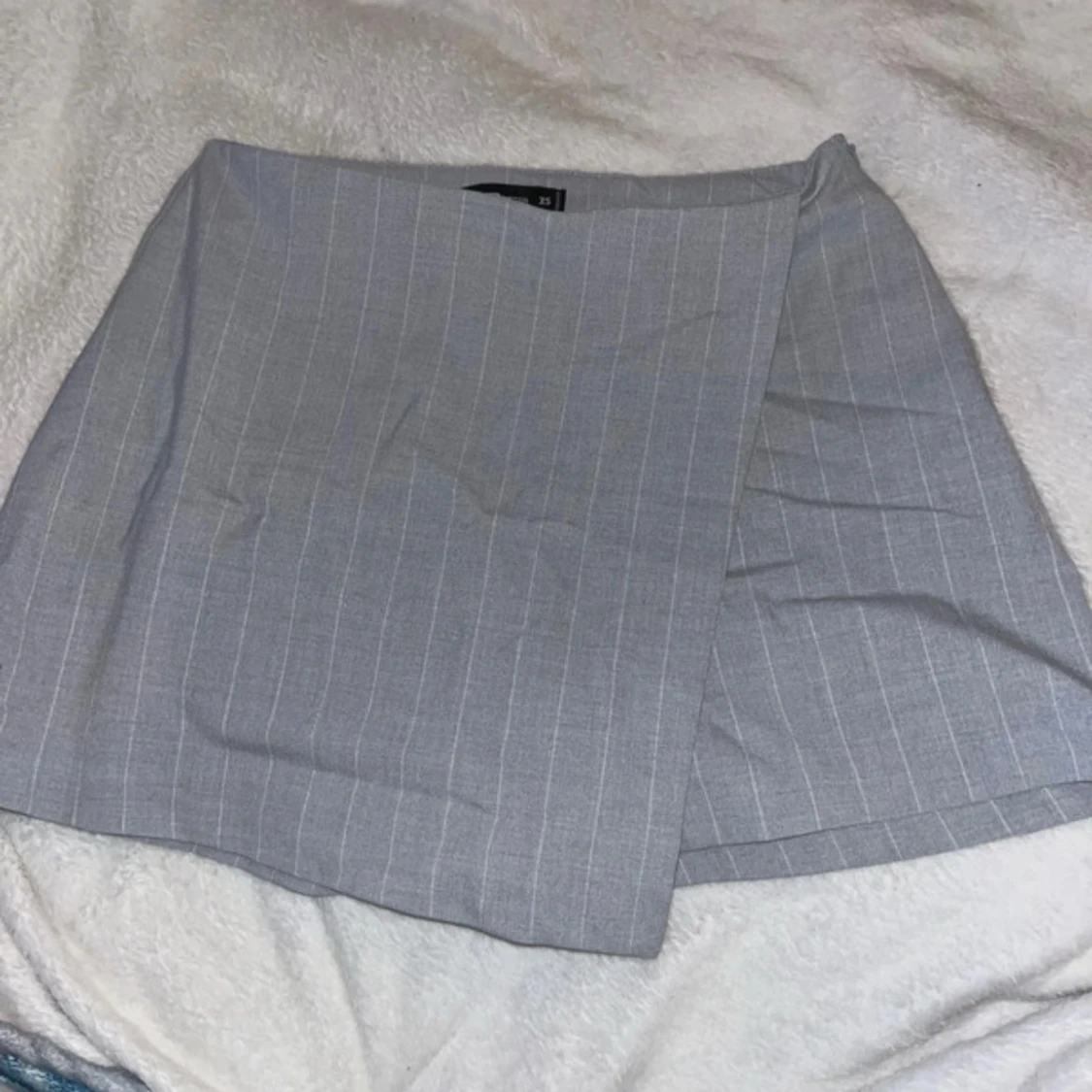 Grå omlottkjol med ränder