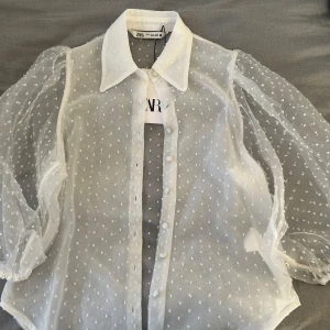 Vit genomskinlig blus, helt ny - Superfin somrig blus med kortare ballongärmar och dubbelt tyg där fram 🫶🏻 Helt oanvänd med prislappen kvar, säljer för halva priset <3
