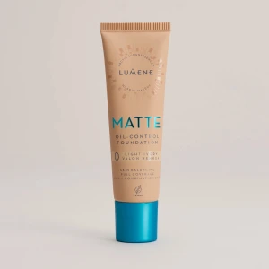 Lumene Matte Oil-Control Foundation - säljer Lumene Matte Oil-Control Foundation i nyansen 2 Medium. Denna foundation ger en matt finish och är oljekontrollerande, perfekt för att balansera huden. Den erbjuder full täckning och innehåller SPF 20. aldrig använd 💕💕nypris 249kr