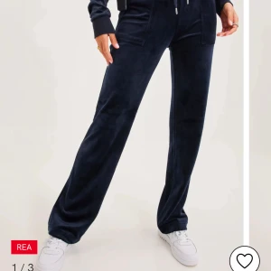 mörkblå juicy byxor  - Ett par mörkblå juicy byxor i storlek Xxs. De är i bra kvalitet. Skriv om ni vill ha bilder på❤️