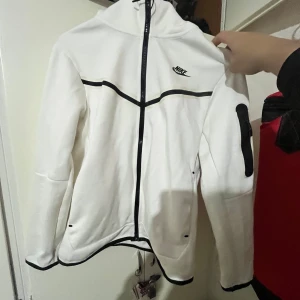 Nile tech vit  - Vit Nike tech storlek M