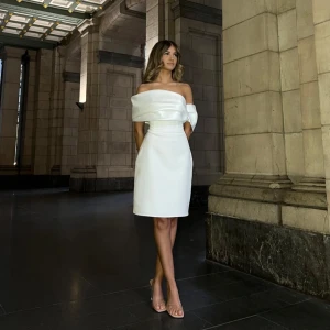 Vit klänning - En vit klänning från ett tyskt märke. Köptes för 1755 SEK (+ 210 SEK i frakt). Säljer för 1500 SEK. Helt ny, oanvänd, i sin dustbag. Vit i storlek 34 