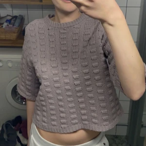 Ljuslila stickad tröja - Köpt här på plick i storlek S