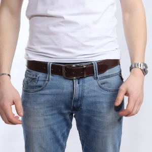 Brunt skärp i skinn - Snyggt brunt skärp i skinn med ett klassiskt spänne i silver. Perfekt för att ge en stilren touch till jeans eller andra byxor. Skärpet har en enkel design som passar till många olika outfits.