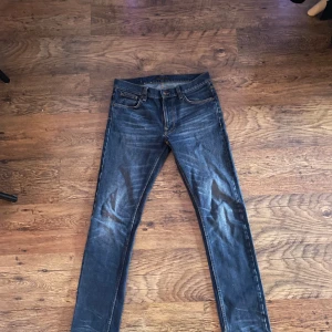 Nudie jeans lean dean  - Säljer mina mörkblåa nudie lean dean jeans. Riktigt schyssta jeans som trots användning håller otroligt bra kvalité. De är 34 i längden och 31 i midjan. Bara att skriva vid frågor om byxorna. 
