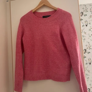 Rosa stickad tröja - Säljer en mysig rosa stickad tröja med rund hals och långa ärmar. .