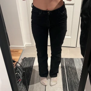 Svarta jeans från Carin Wester - Snygga svarta jeans från Carin Wester. De har en hög midja och en rak-stil. 