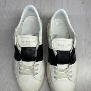 Valentino opens - Säljer dessa snygga valentino opens. Vet dock inte om dom är äkta men fortfarande snygga därför det billiga priset.  Som i nyskick men dom är smutsiga på bilderna. Fraktas inom 48 timmar