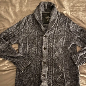 Grå stickad kofta - Säljer en snygg grå stickad kofta från H&M. Koftan är i mycket bra nytt skick. Storlek M. Tveka inte att höra av dig för mer bilder eller allmänna frågor