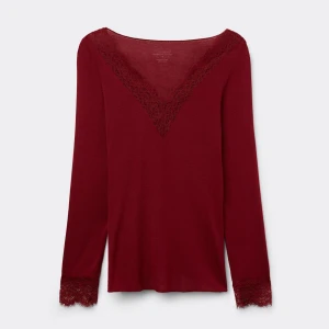 Vinröd långärmad intimismi topp med spetsdetaljer - Snygg intimismi tröja vinröd topp med långa ärmar och v-ringad spetsdetalj. Perfekt för en elegant look med spets vid ärmslut och halsringning. Passar bra till både jeans och kjol.