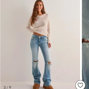 Ljusblå lowwaist bootcut jeans - Säljer mina snygga Nelly jeans, lågmisjade, ljusblå med hål på knäna. Jag har inte använt dom många gånger men dom var långa på mig därför är de slitning längst ner (skriv för bild) men inget man alls tänker på. Skriv om du vill köpa eller byta mot storlek 32❤️ de kostar 700 i butik och är ofta slut.