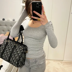 Grå långärmad topp - Tröja från lager i ny skick! 65kr plus frakt 💗storlek xs