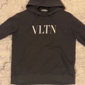 Svart hoodie från Valentino - Säljer valentino hoodie äkta. Skick 7/10 äkta, ord pris 7,500. Säljer för 3000.storlek xs