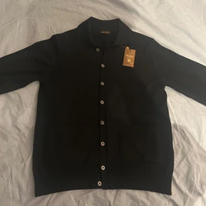 Svart kofta från Stenströms - Riktigt snygg kofta i merinoull från Stenströms. Den har använts väldigt få gånger och är i perfekt skick. Nypris: 2199kr. Lapp medföljer.