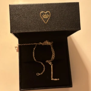 Maria Nilsdotter halsband - Säljer mitt så fina Maria Nilsdotter halsband som tyvärr inte kommer till användning. Endast använt 2 gånger, har både box och påse. Längd 45🥰